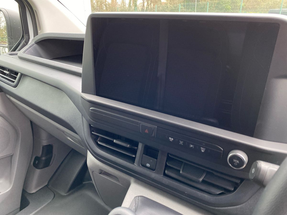 2026 Ford Transit Custom - image 8