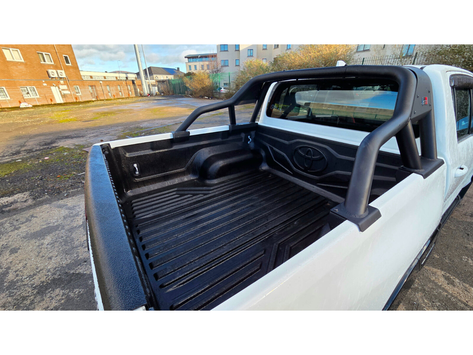 2022 Toyota Hilux - image 9