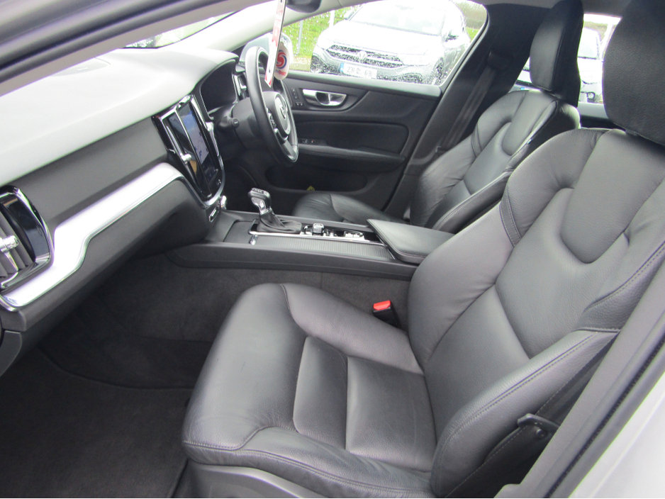 2020 Volvo V60 - image 7
