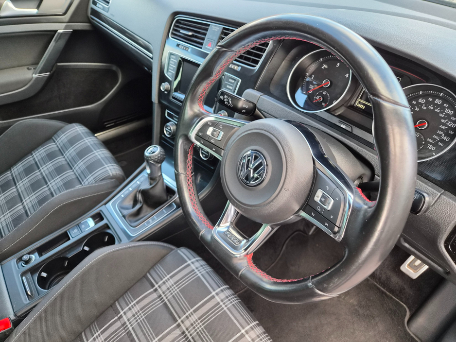 2015 Volkswagen Golf - image 24