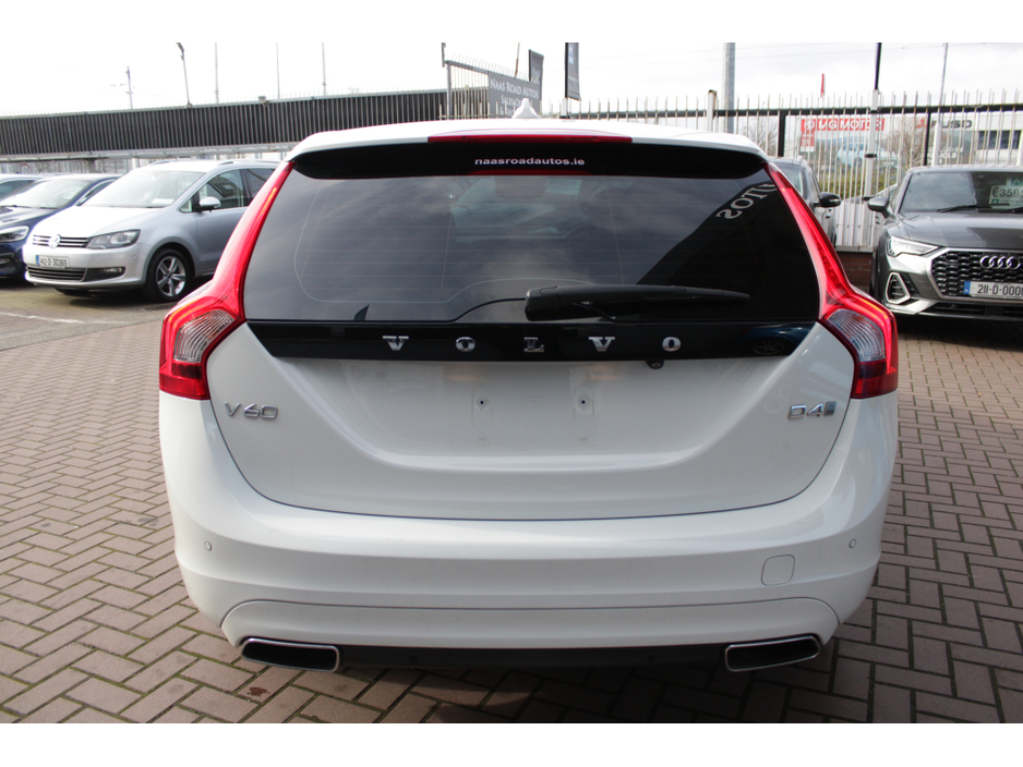 2018 Volvo V60 - image 5