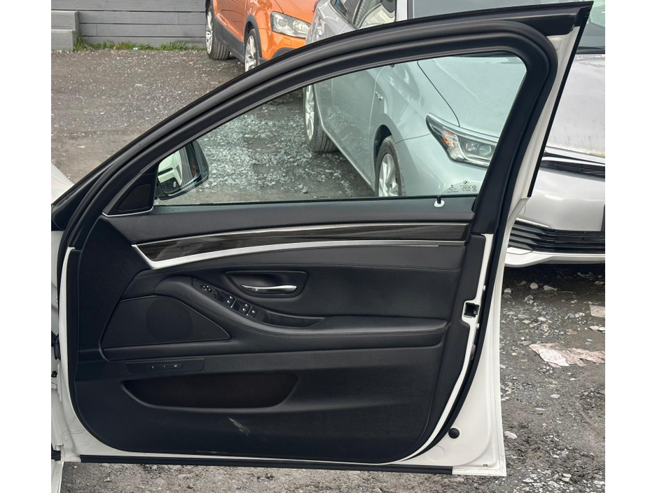 2017 BMW 5 Series - image 10