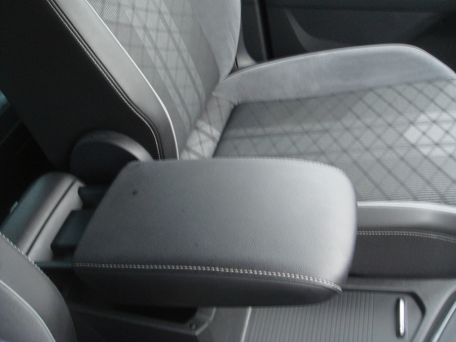 2023 Volkswagen Tiguan - image 10