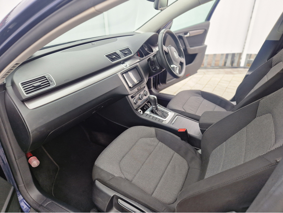 2012 Volkswagen Passat - image 20