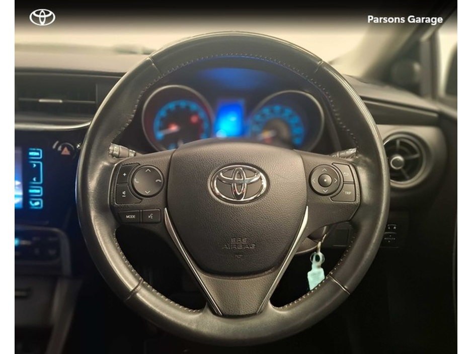 2016 Toyota Auris - image 8