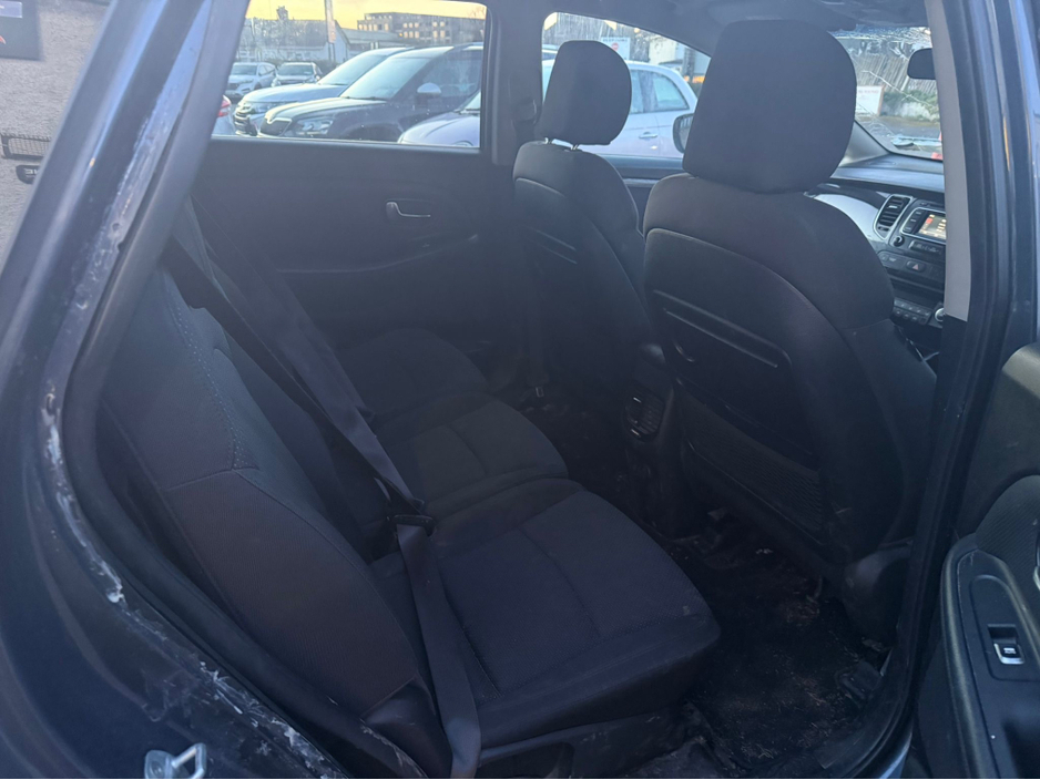 2016 Kia Carens - image 16