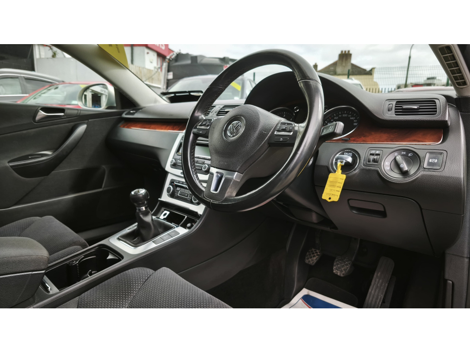 2010 Volkswagen Passat - image 11