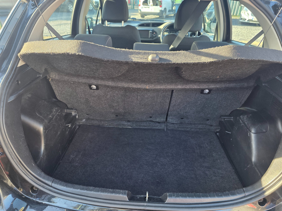 2017 Toyota Yaris - image 6