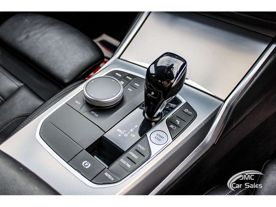 2021 BMW 3 Series - image 19