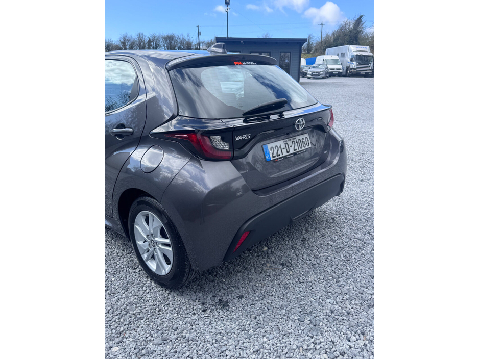 2022 Toyota Yaris - image 9