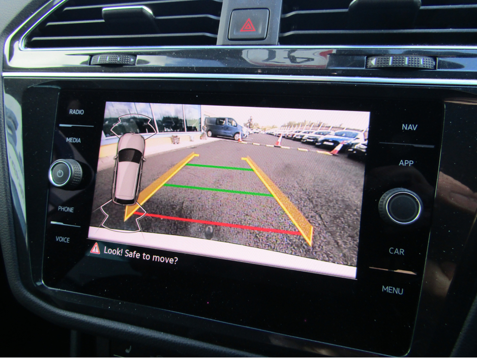 2023 Volkswagen Tiguan - image 11