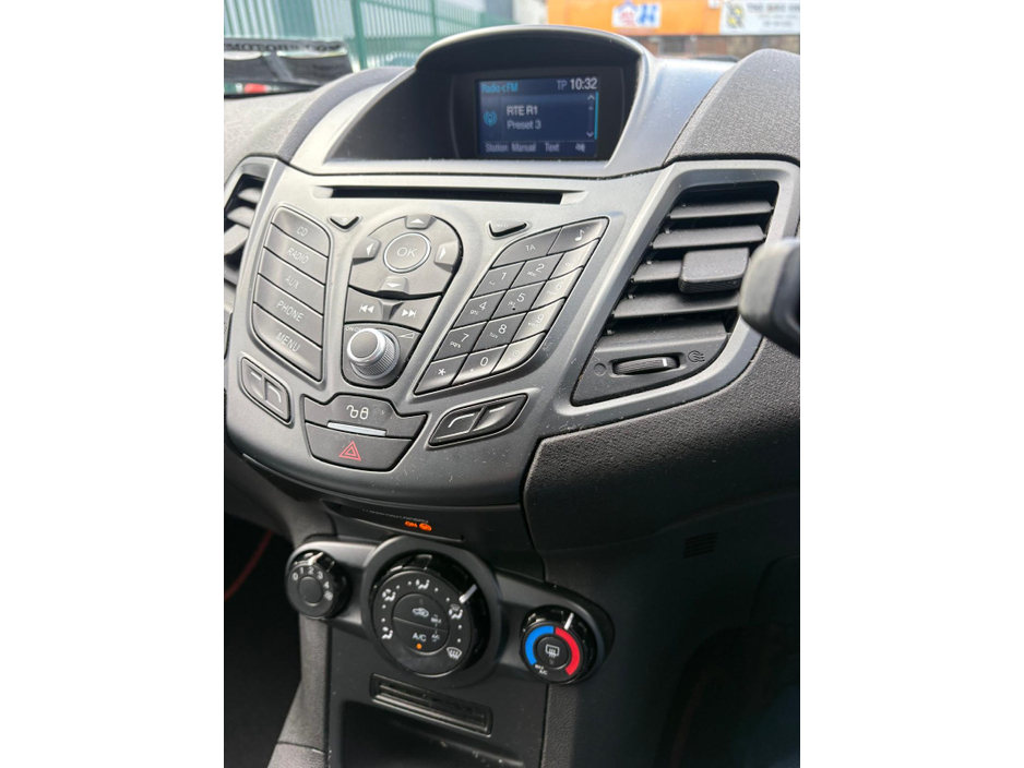 2016 Ford Fiesta - image 9