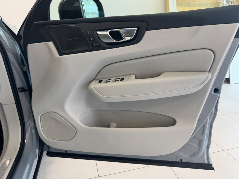 2024 Volvo XC60 - image 9