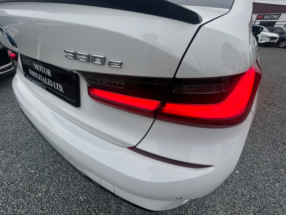 2022 BMW 3 Series - image 37