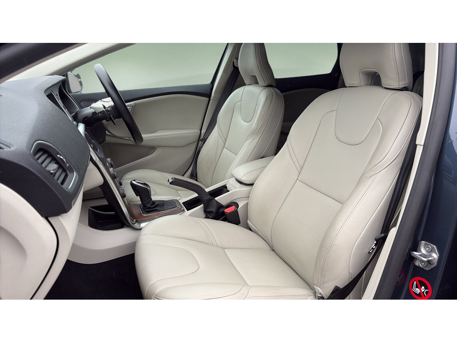 2017 Volvo V40 - image 15