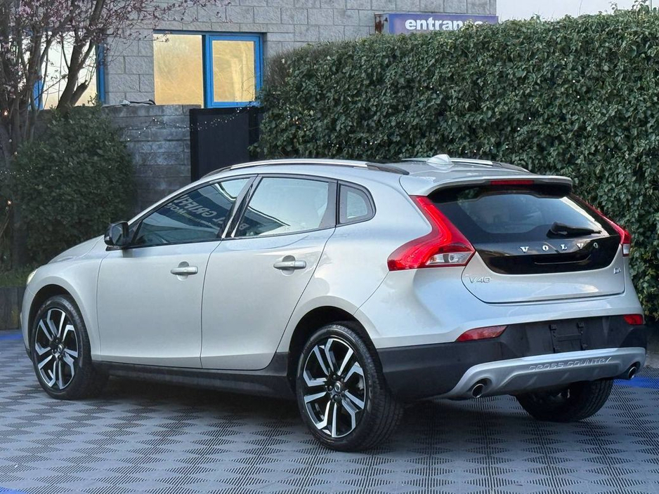 2019 Volvo V40 - image 6