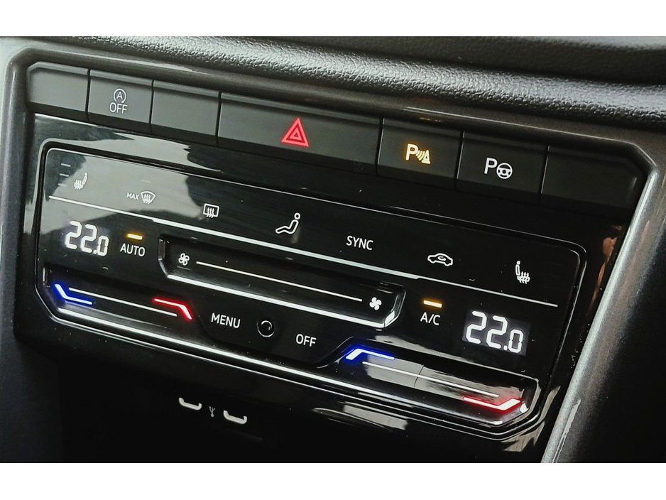 2024 Volkswagen T-Roc - image 19