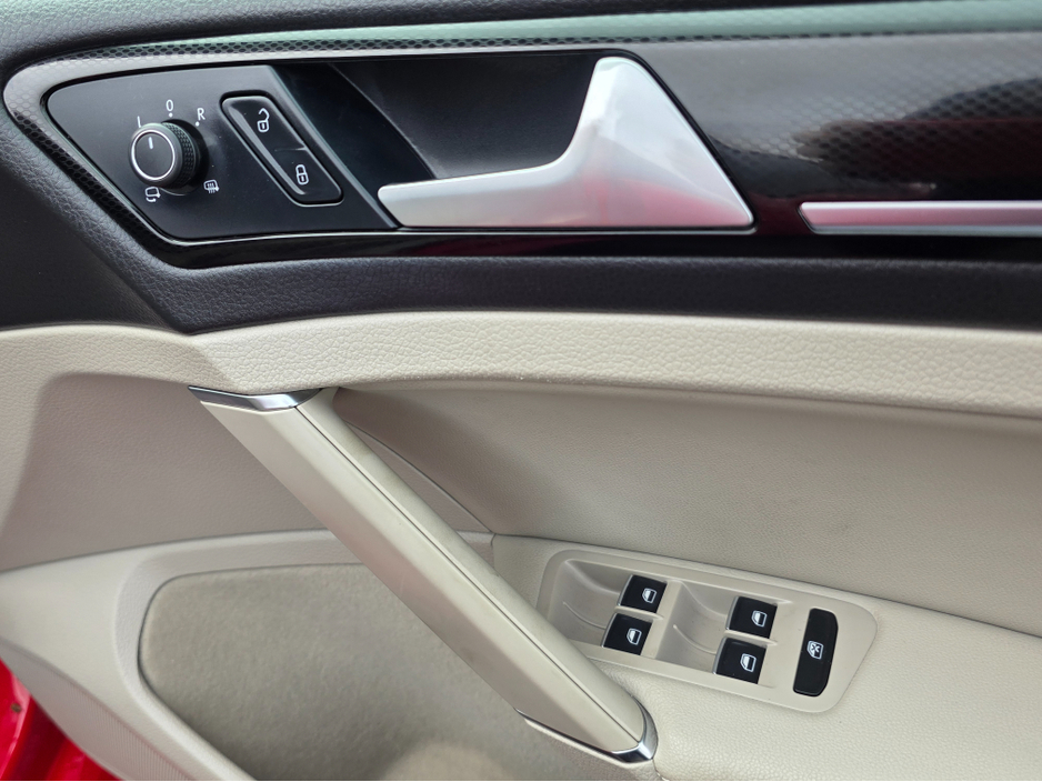 2015 Volkswagen Golf - image 9