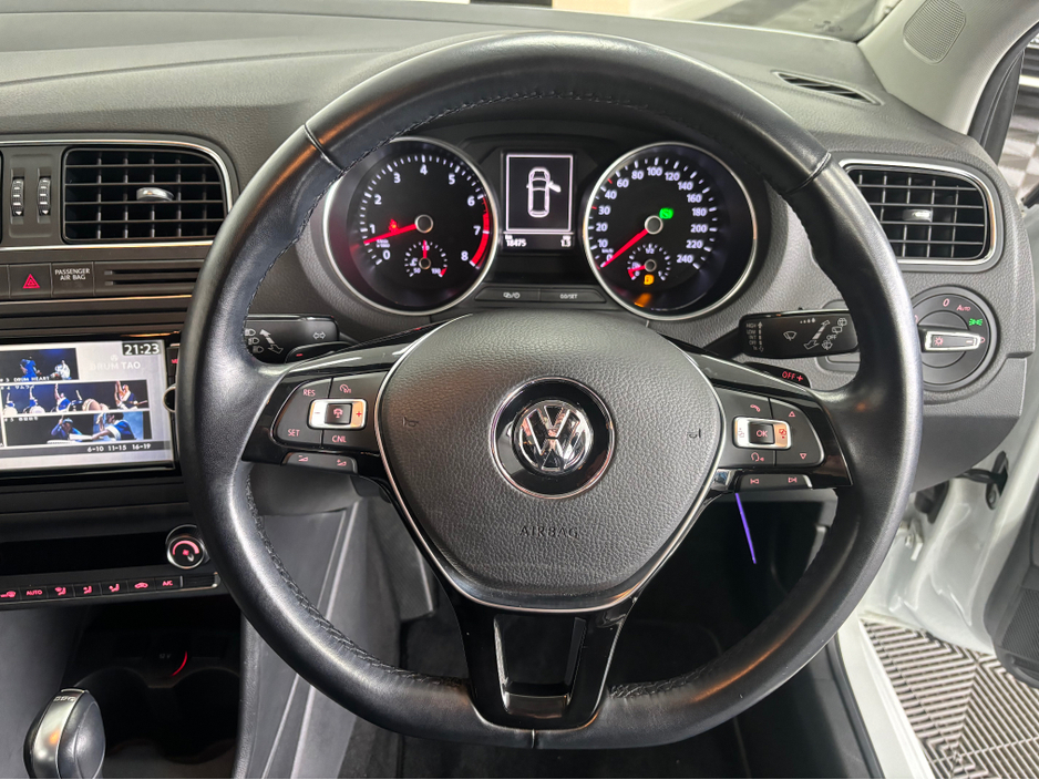 2015 Volkswagen Polo - image 8