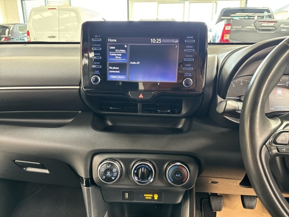 2022 Toyota Yaris - image 15