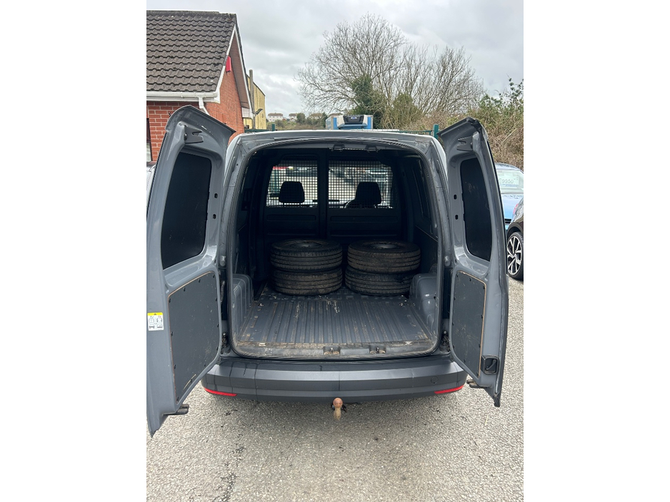 2020 Volkswagen Caddy - image 12