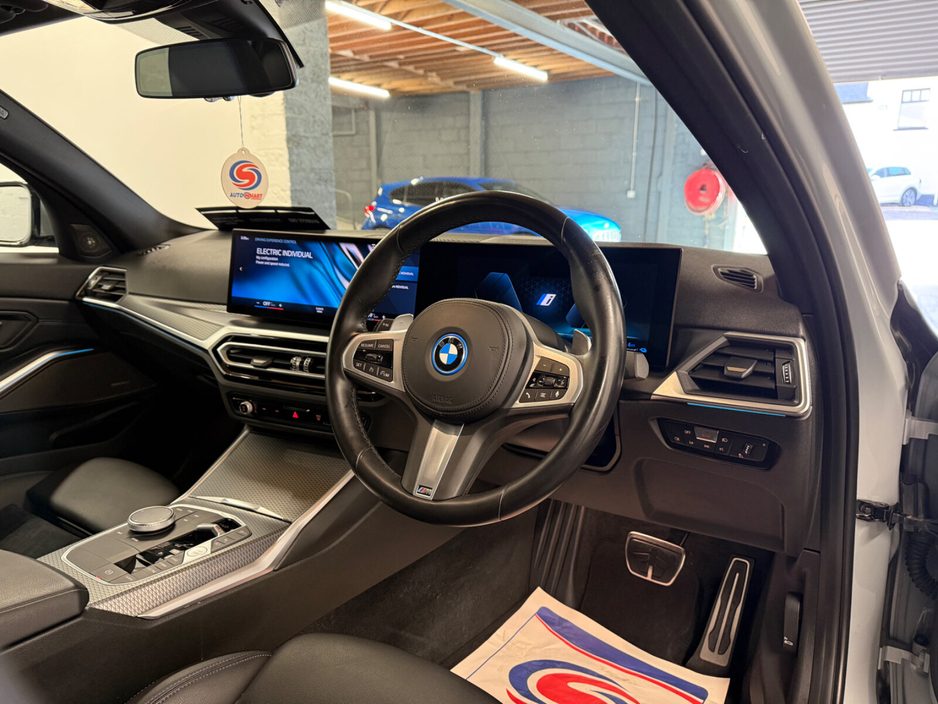 2022 BMW 3 Series - image 10