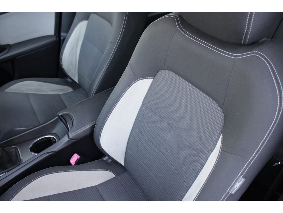 2015 Toyota Avensis - image 20