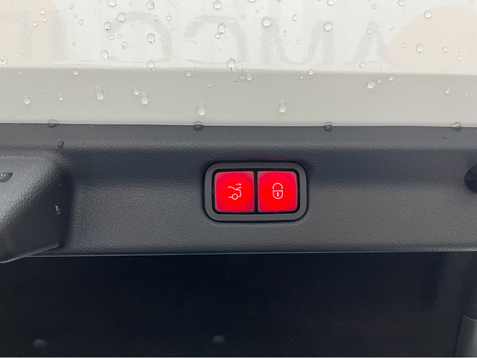 2022 Mercedes-Benz EQE €41950 2022 MERCEDES-BENZ EQE 350+ / CRUISE CONTROL / 360° PARKING CAMERA / ELECTRIC MEMORY HEATED & MASSAGING SEATS / AMBIENT LIGHTS / PADDLE SHIFTERS / APPLE CARPLAY / PANORAMIC SUNROOF €41,950