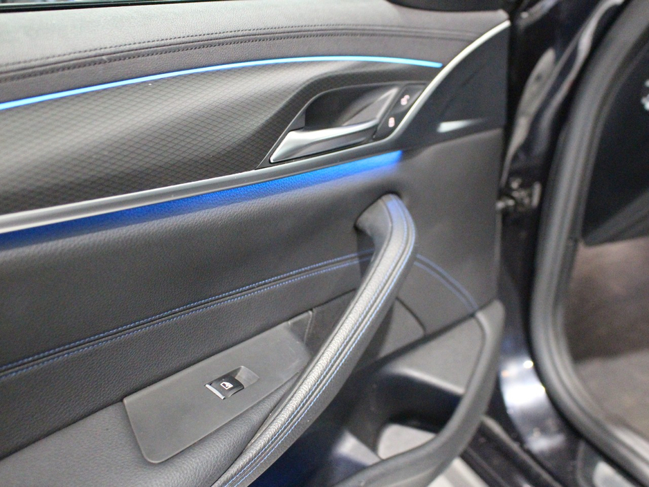 2021 BMW 5 Series - image 27