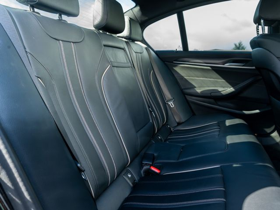 2022 BMW 5 Series - image 13