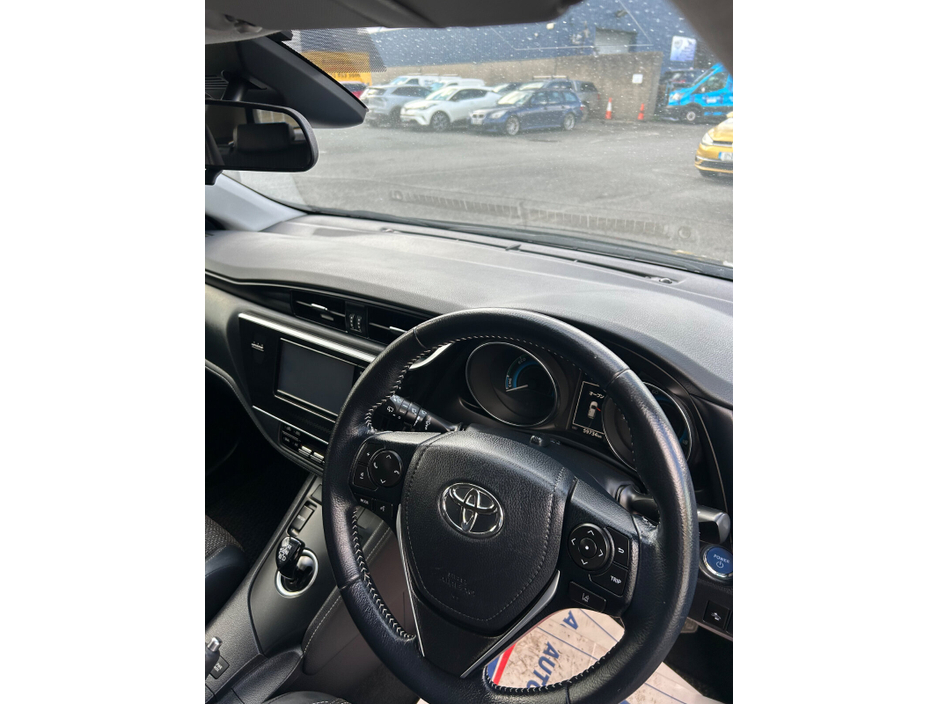 2016 Toyota Auris - image 10