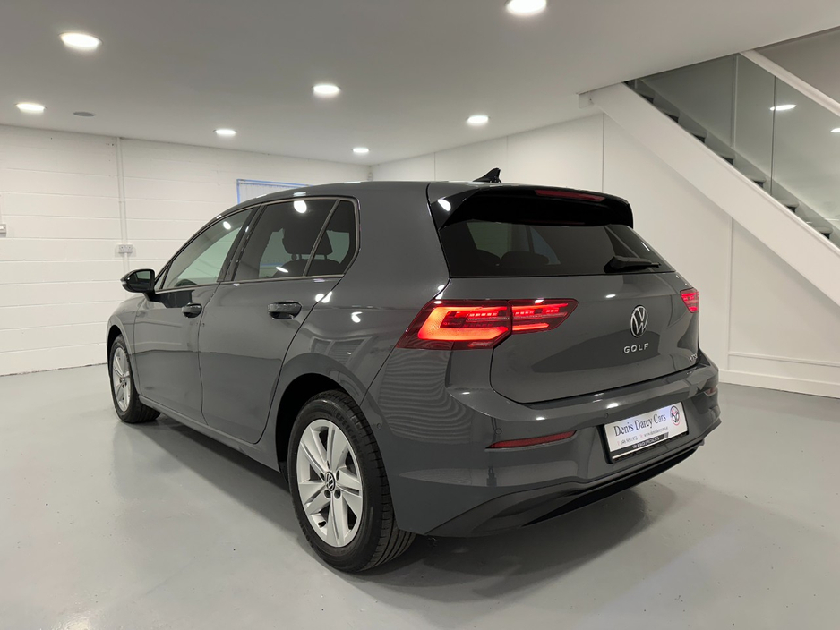 2021 Volkswagen Golf - image 12