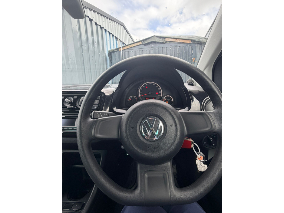 2014 Volkswagen up! - image 8