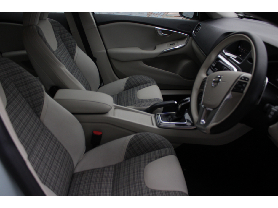 2018 Volvo V40 - image 11