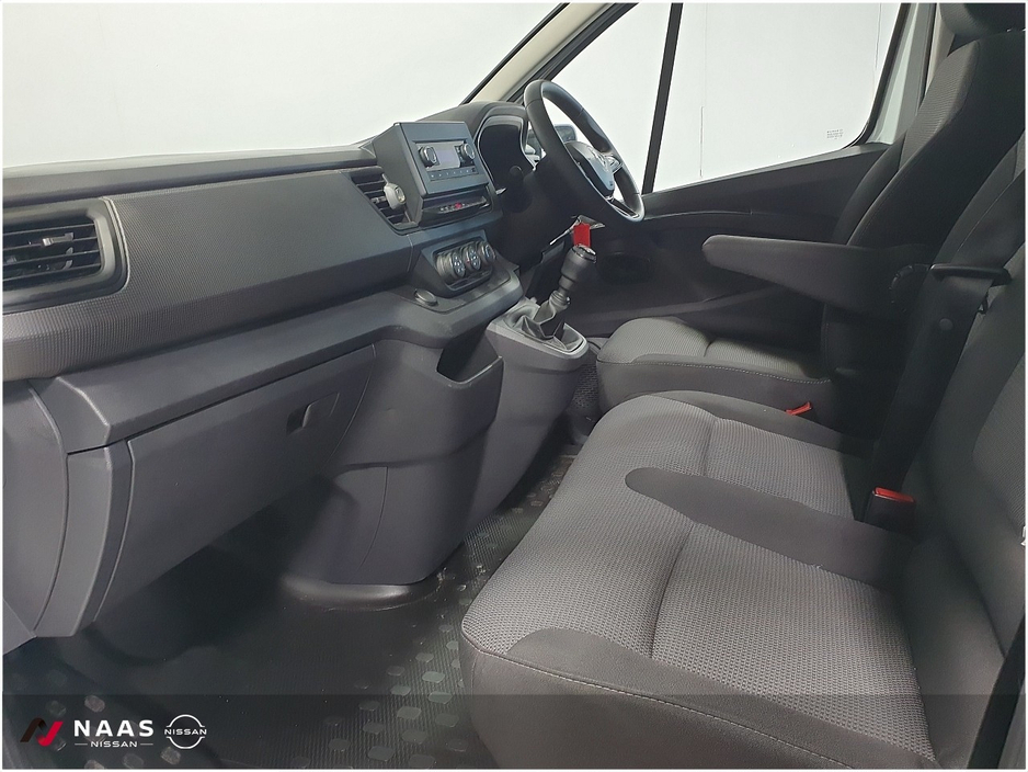 2024 Renault Trafic - image 8