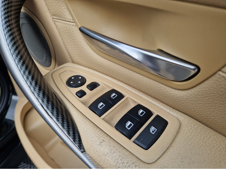 2013 BMW 3 Series - image 28