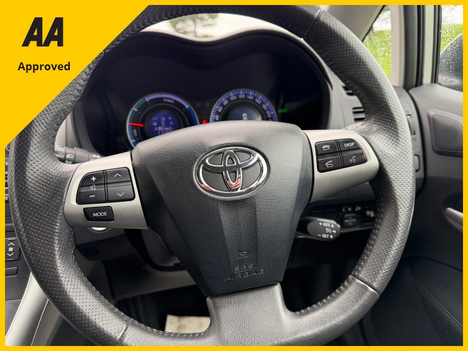 2012 Toyota Auris - image 13