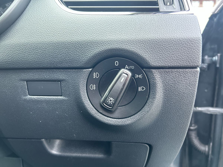 2020 Skoda Octavia - image 16