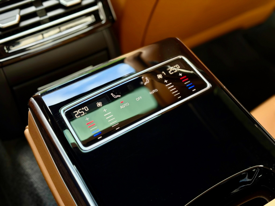 2024 Audi A8 - image 27