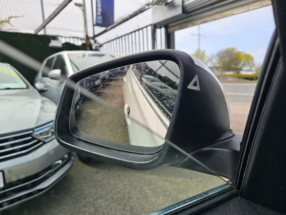 2016 BMW 3 Series - image 33