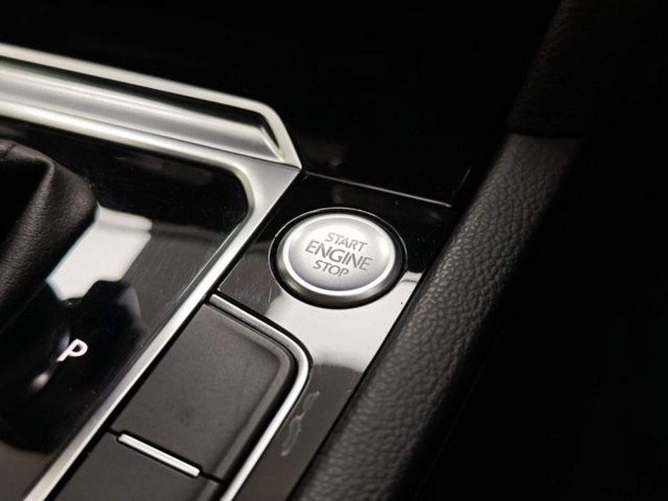 2018 Volkswagen Passat - image 29