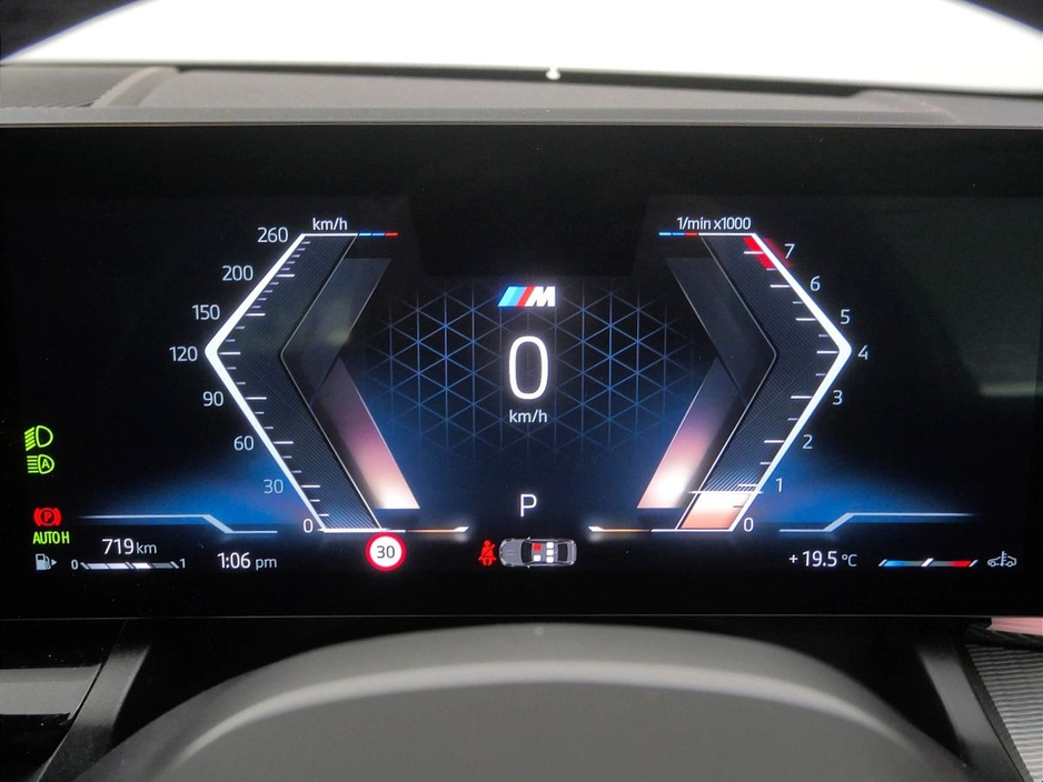 2025 BMW 5 Series - image 9