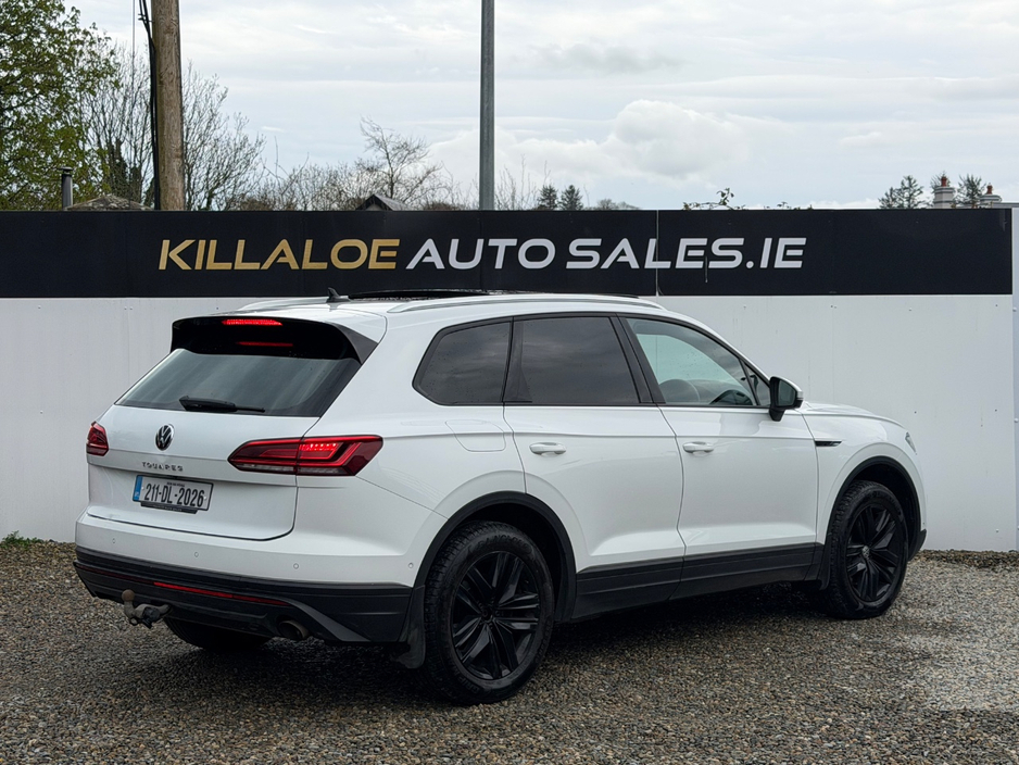 2021 Volkswagen Touareg - image 4