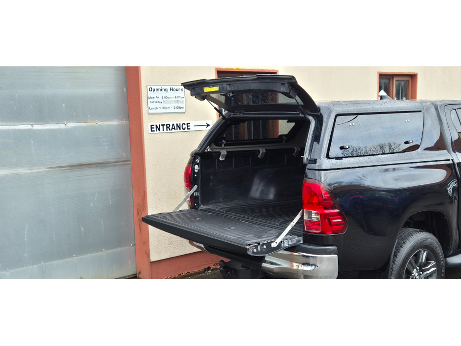 2022 Toyota Hilux - image 10