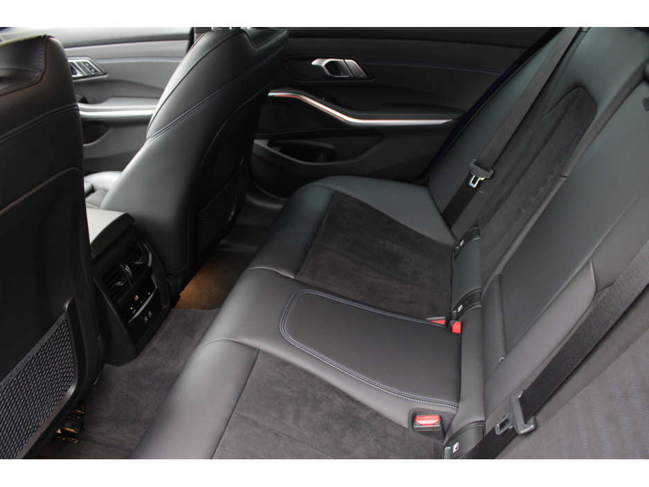 2021 BMW 3 Series - image 23