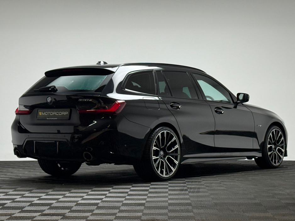 2023 BMW 3 Series - image 7