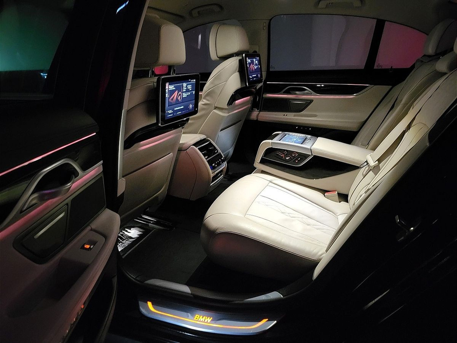 2020 BMW 7 Series - image 22