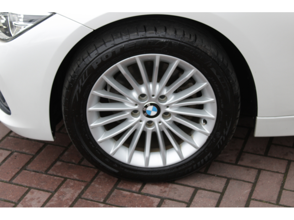 2019 BMW 3 Series - image 24