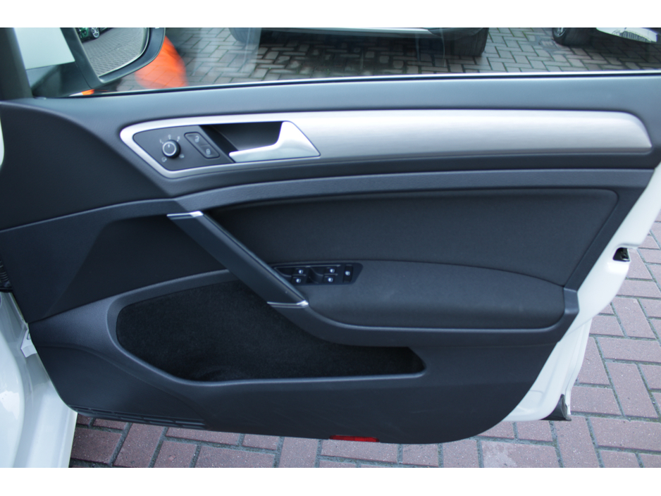 2016 Volkswagen Golf - image 10