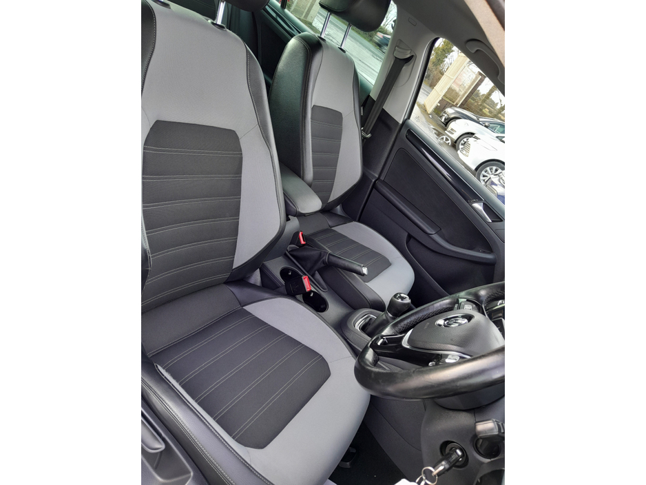 2015 Volkswagen Jetta - image 28